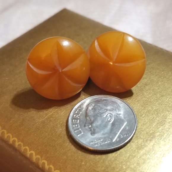 VTG Carved Butterscotch Bakelite Button Earrings - Picture 8 of 8